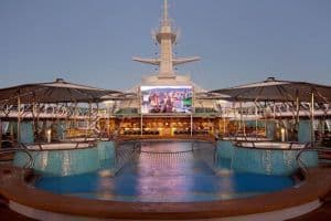 Écran de cinéma sur le pont piscine