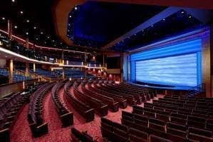 Cinéma en 3D et écran géant en plein air près de la piscine