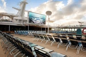 Écran de cinéma sur le pont piscine