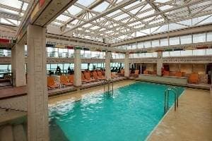2 piscines avec solarium, exclusivement pour les adultes